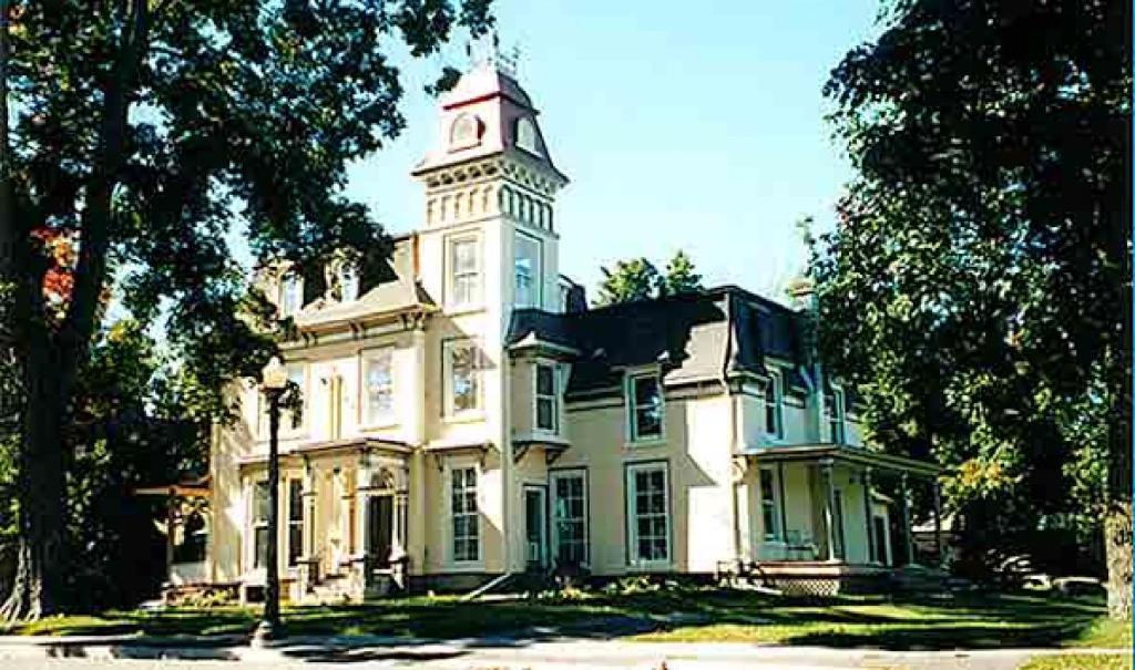 Absolute 1000 Islands Monthly Suites Gananoque Eksteriør billede