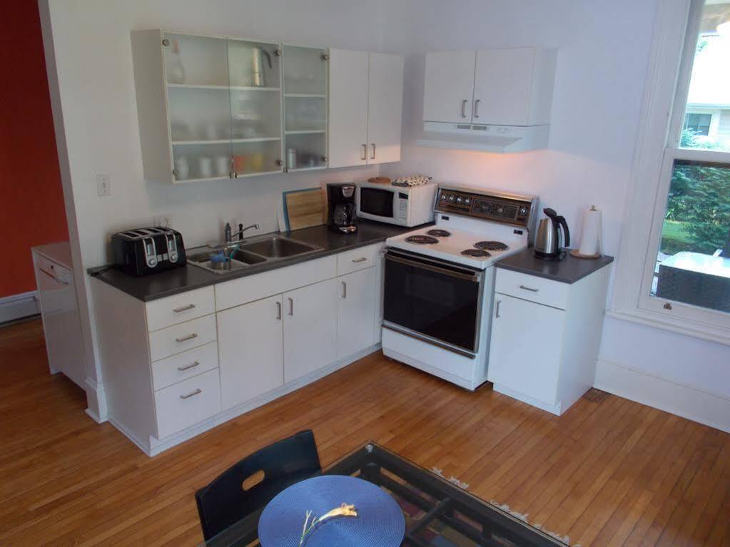 Absolute 1000 Islands Monthly Suites Gananoque Eksteriør billede